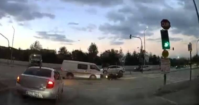 Kırmızı ışıkta geçen kamyonet motosiklete çarptı