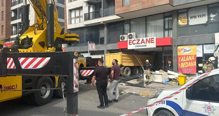 Hafriyat kamyonu eczaneye daldı: 6 yaralı!